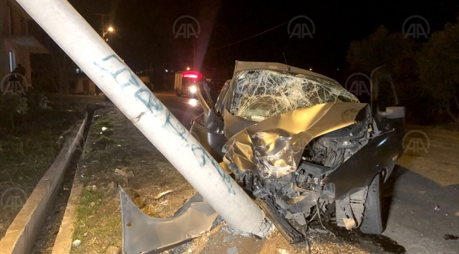 Muğla'da elektrik direğine çarpan otomobil sürücüsü yaralandı